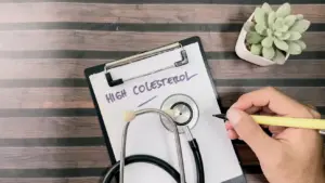Nuevo-estudio-cuestiona-el-vinculo-entre-colesterol-alto-y-enfermedad-cardiaca-en-personas-con-dieta-cetogenica-shutterstock_2491376757