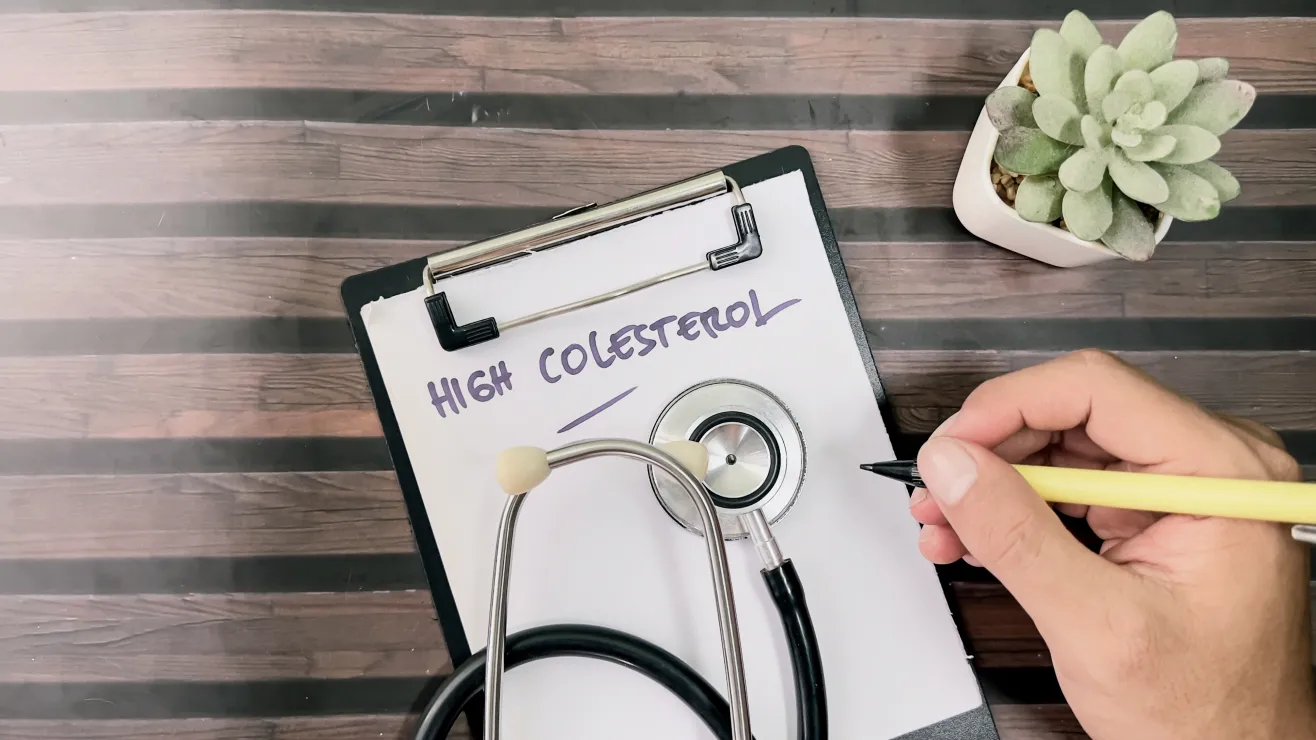 Nuevo-estudio-cuestiona-el-vinculo-entre-colesterol-alto-y-enfermedad-cardiaca-en-personas-con-dieta-cetogenica-shutterstock_2491376757