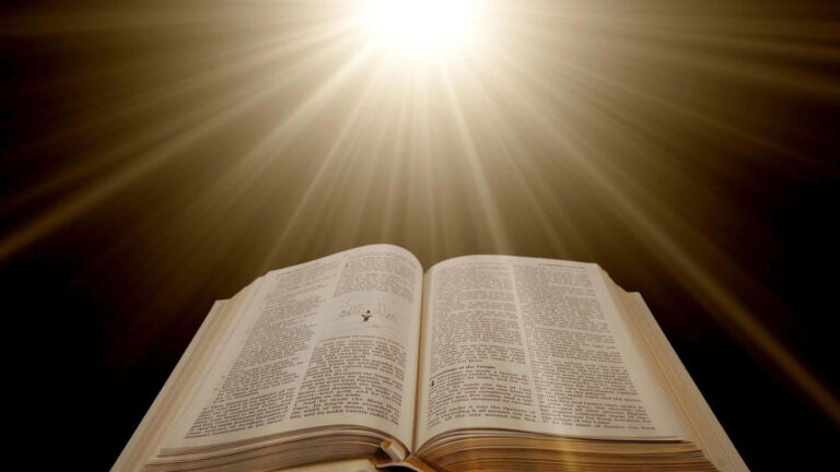 holy-bible-illuminated-by-golden-light-fsa5n5u2v47x2lrd