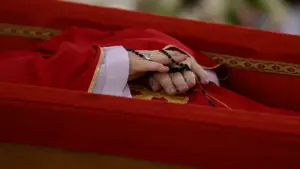 papa-francisco-reposa-feretro_AP25112268281011