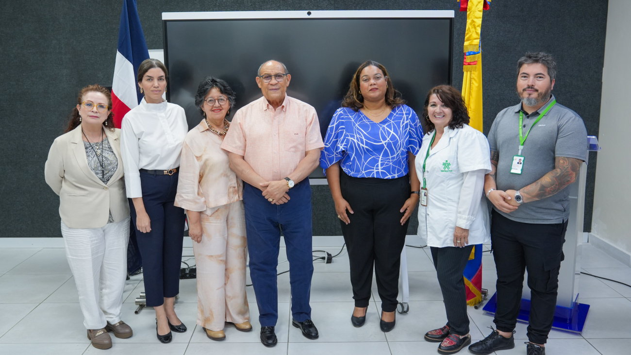 Rafael Santos Badía director general del INFOTEP junto a la delegacion del CENA encabezada por María Inés Amézquita Camacho
