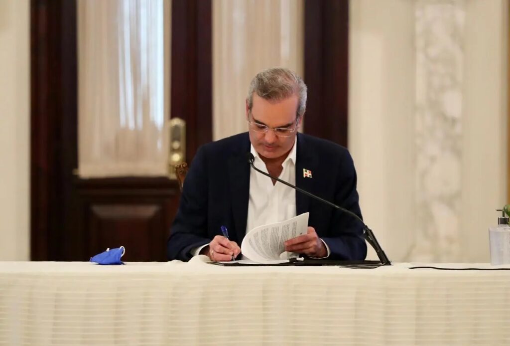Abinader-firma