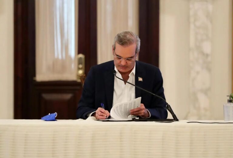Abinader-firma