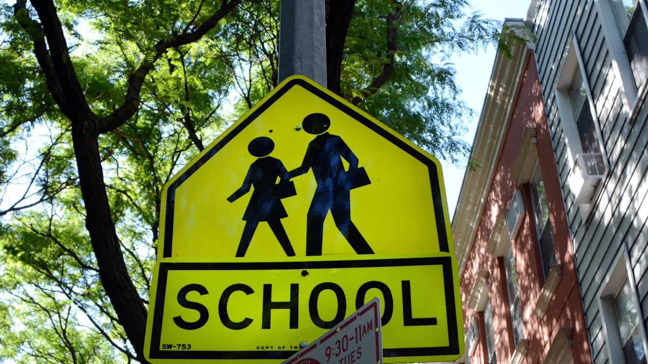 Nueva-York-adelanta-el-horario-escolar-Estas-son-las-principales-consecuencias-para-estudiantes-y-familias-shutterstock_1420906604