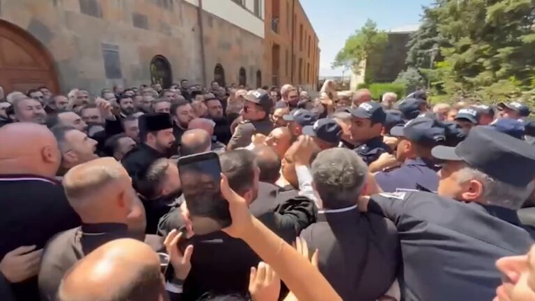 Represion-a-la-Iglesia-en-Armenia-fuerzas-especiales-irrumpen-en-sede-de-la-Iglesia-apostolica-ante-la-resistencia-de-feligreses
