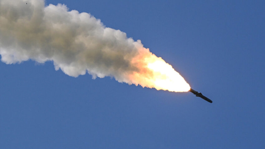 Rusia-arrasa-un-deposito-de-petroleo-ucraniano-en-el-mar-Negro-y-mas-blancos-militares-importantes-850x479