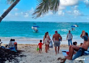 playa-turistas-turismo-1140x815