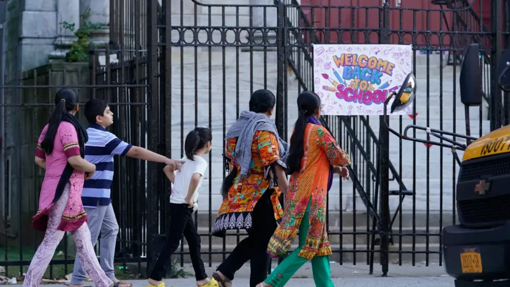 Escuelas-publicas-de-Nueva-York-agregan-3-nuevos-dias-festivos-en-el-ciclo-2025-2026-AP20273038182471