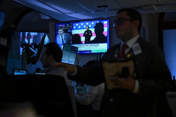 AFP__20250804__68PT93F__v1__MidRes__TradersWorkOnTheFloorOfTheNewYorkStockExchangeNy-728x486