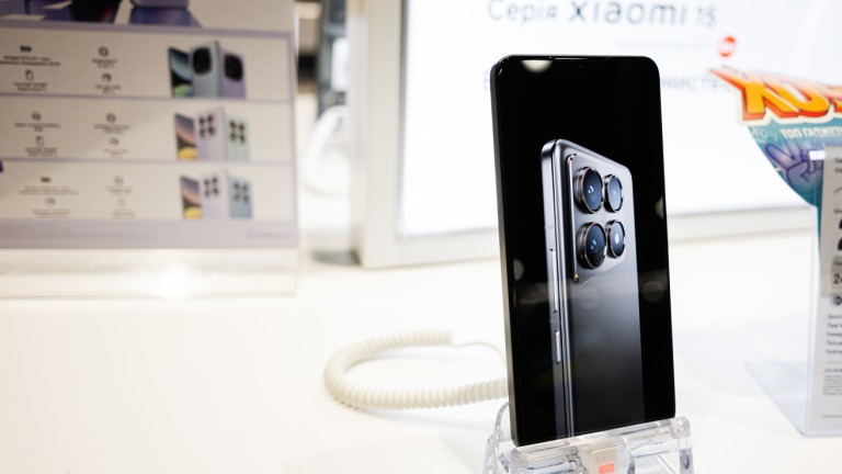 xiaomi-17-novedades-precio-iphone17_shutterstock_2601728783