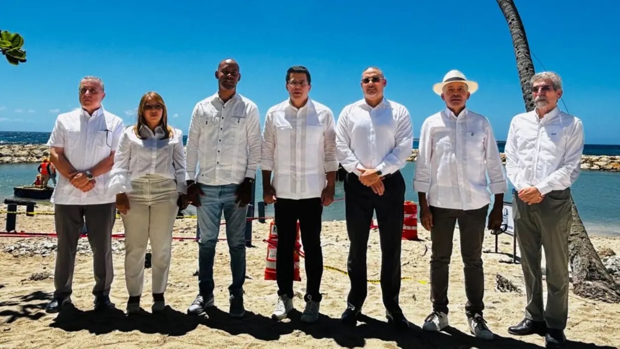 David-Collado-entrega-modernizado-muelle-en-Caleta-La-Romana