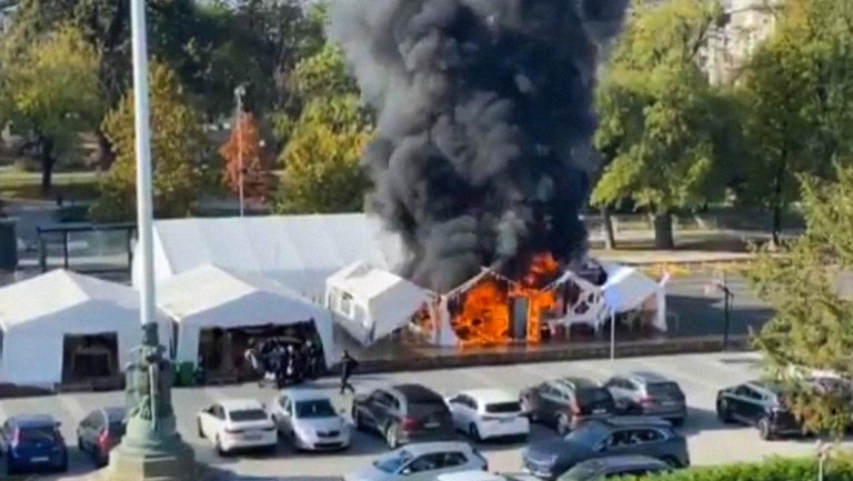 Incendio-y-disparos-frente-al-Parlamento-serbio