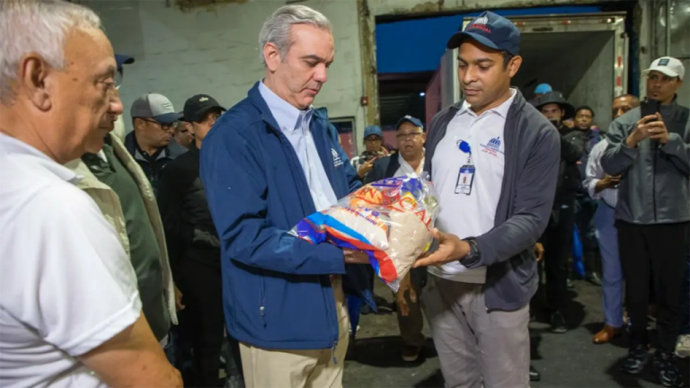 Luis-Abinader-supervisa-entrega-de-ayuda-tras-paso-de-Melissa