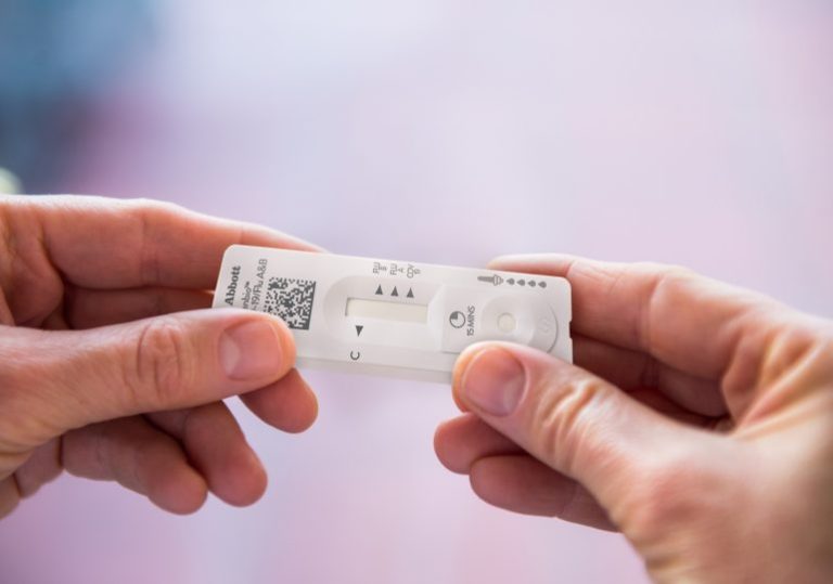 Panbio-COVID-19-Flu-AB-Cassette_manos-770x540-1