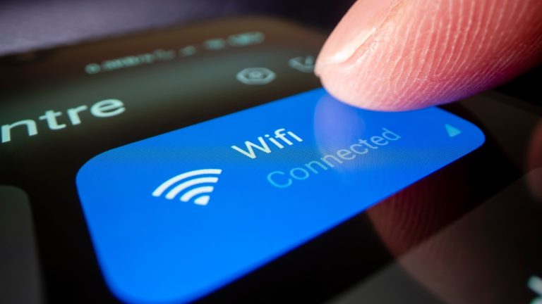 senal-de-wifi-como-impedir-roben-truco_shutterstock_2209711823