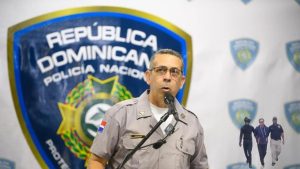 Dos-carros-estallan-en-llamas-en-un-centro-de-salud-Pedernales-2