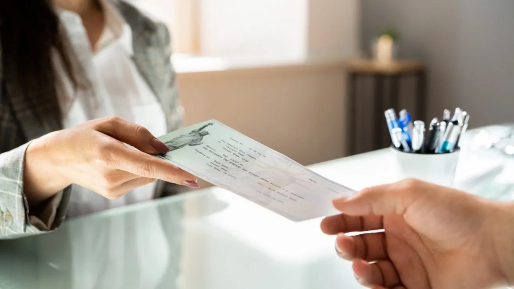 Miles-de-adultos-mayores-dependen-de-los-cheques-en-papel-para-recibir-sus-beneficios-por-el-Seguro-Social