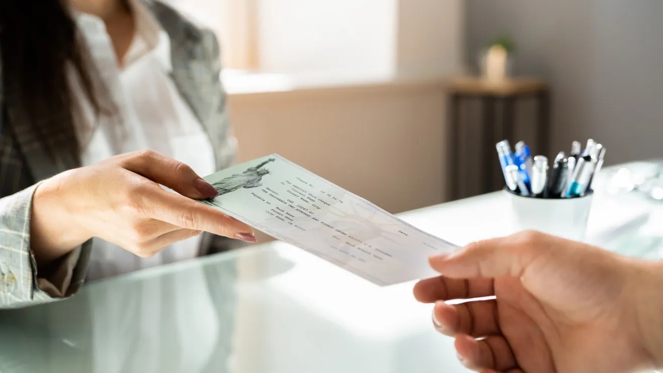 Miles-de-adultos-mayores-dependen-de-los-cheques-en-papel-para-recibir-sus-beneficios-por-el-Seguro-Social