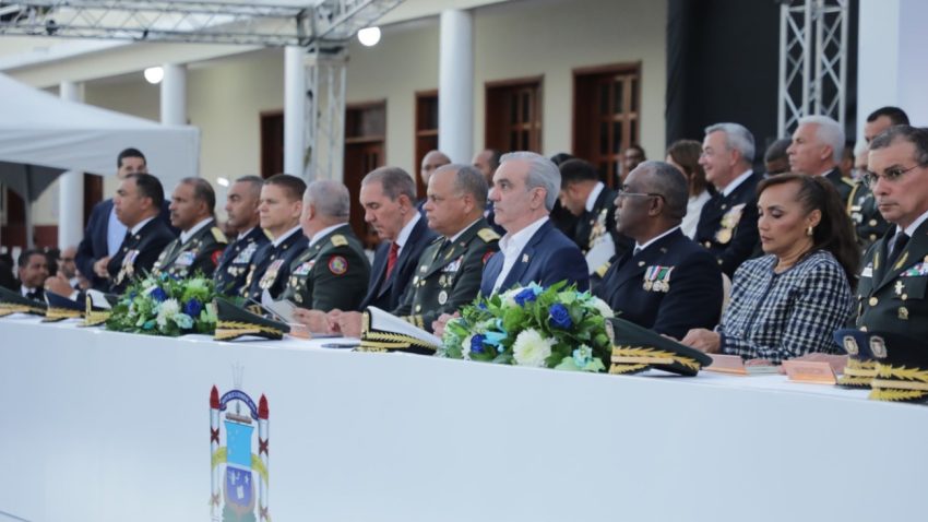 Presidente-Abinader-encabeza-graduacion-de-26-damas-y-caballeros-guardiamarinas-850x478