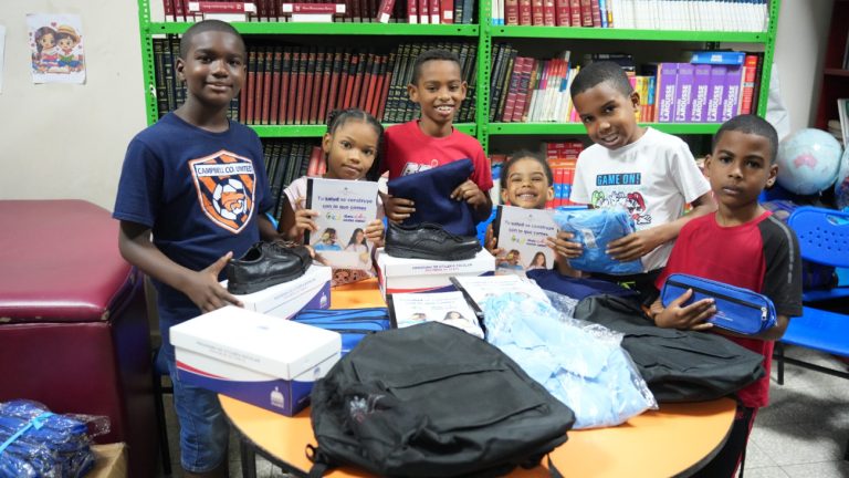 INABIE-entrega-utiles-escolares-a-estudiantes-afectados-por-lluvias