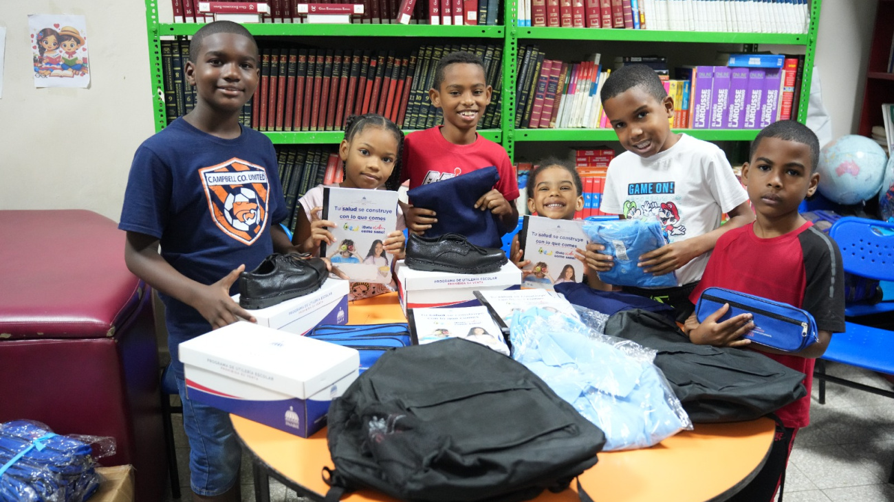 INABIE-entrega-utiles-escolares-a-estudiantes-afectados-por-lluvias