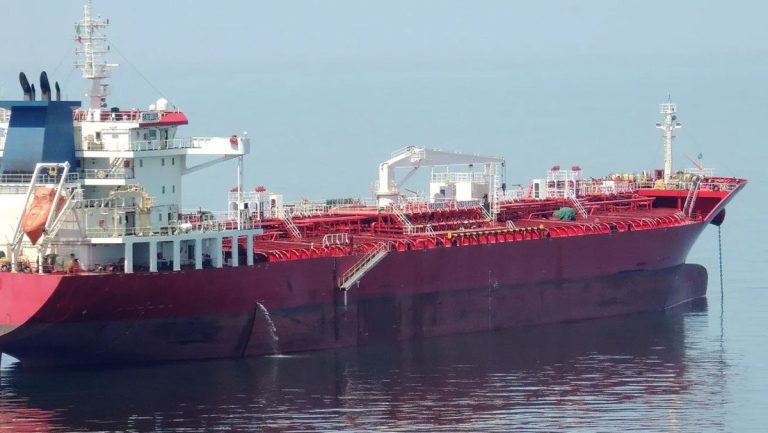 Petrolero-chino-desafia-a-Trump-y-cruza-Ormuz-a-pesar-de-su-bloqueo