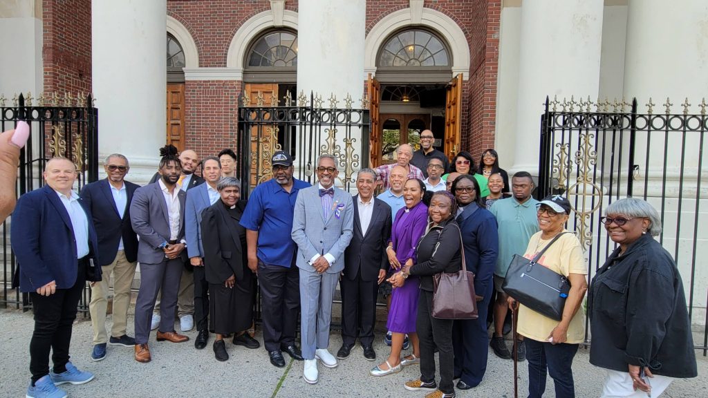 Congresista-Adriano-Espaillat-junto-a-lideres-religiosos