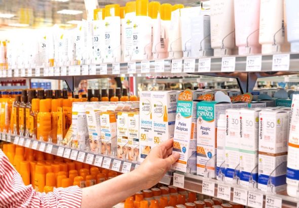 FDA-aprueba-un-nuevo-ingrediente-para-protectores-solares-por-primera-vez-en-casi-30-anos-shutterstock_2664597773