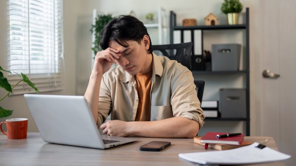 trabajo-remoto-sedentarismo-riesgo-muerte_shutterstock_2575426221.jpg_202606081135
