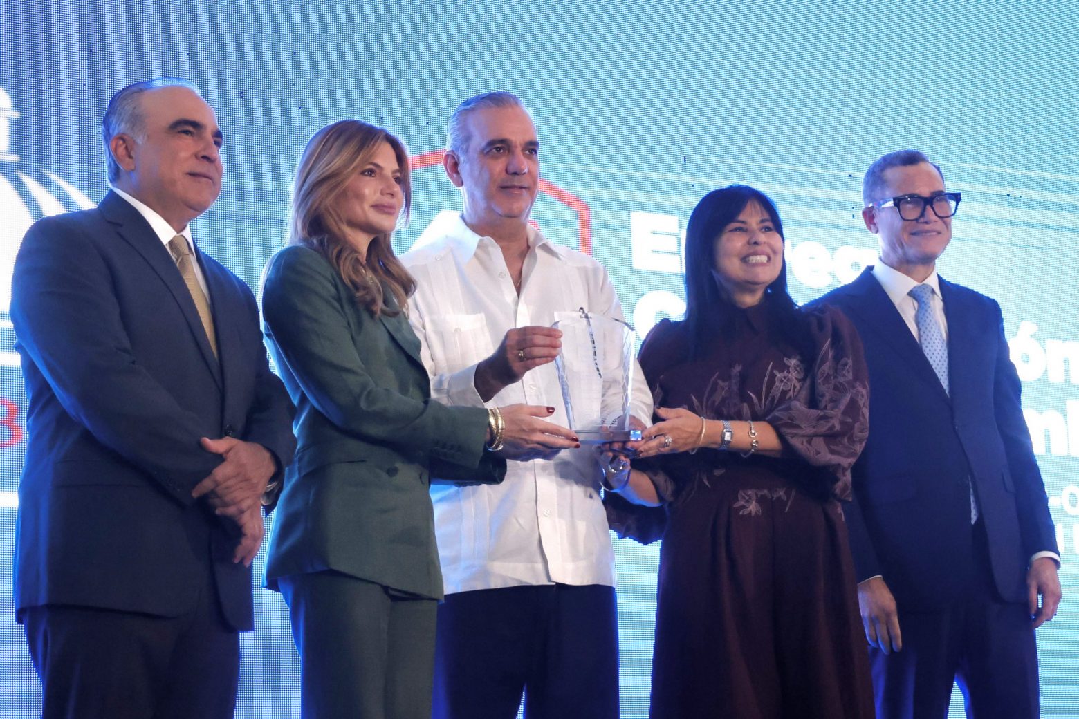 Paola-Rainieri-Luis-Abinader-Karina-Guaba-y-Eddy-Olivares-Ortega-scaled-e1784940653433