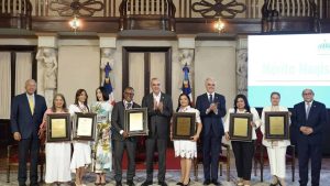 luis-abinader-entrega-medalla-al-merito-magisterial-a-educadores-953e0ec1-focus-0-0-896-504