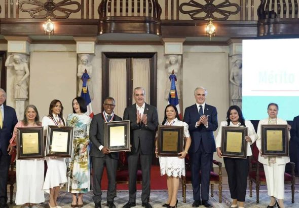 luis-abinader-entrega-medalla-al-merito-magisterial-a-educadores-953e0ec1-focus-0-0-896-504