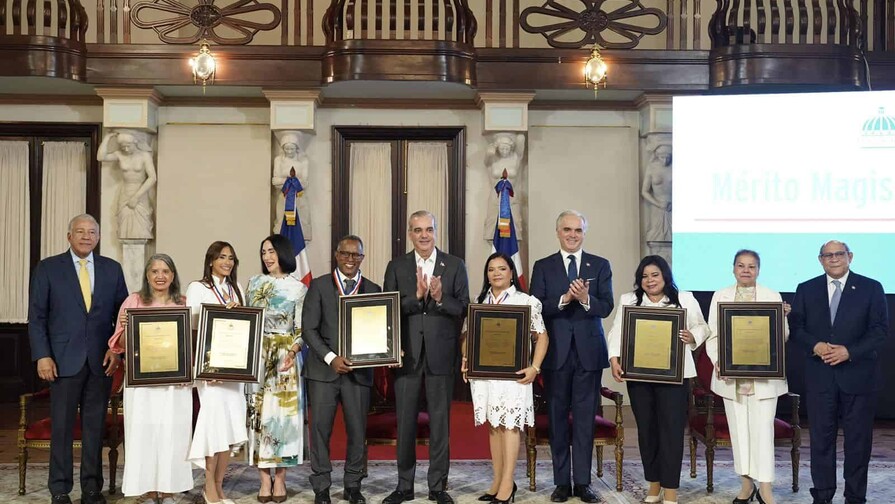 luis-abinader-entrega-medalla-al-merito-magisterial-a-educadores-953e0ec1-focus-0-0-896-504