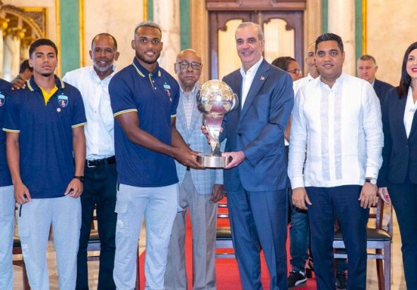 presidente-abinader-felicita-al-salcedo-fc-por-su-corona-en-la-ldf-c8c0d1df-focus-0-0-896-504