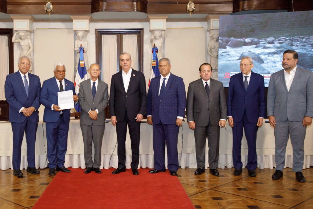 Abinader-entrega-titulos-de-los-parques-nacionales-Loma-Novillero-y-Montana-La-Humeadora-Foto-Fuente-Externa-5