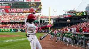 Player_hits_home_run_202608071201