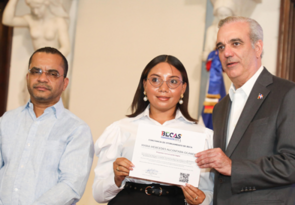Presidente-Abinader-transforma-la-educacion-digital-a-traves-del-ITLA-entregando-mas-de-36000-becas-tecnologicas-850x478