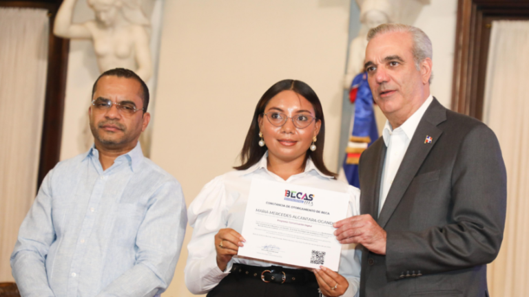 Presidente-Abinader-transforma-la-educacion-digital-a-traves-del-ITLA-entregando-mas-de-36000-becas-tecnologicas-850x478