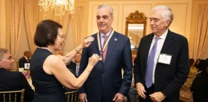 Del béisbol a los semiconductores: la economía dominicana que Abinader vendió al mundo en su noche de la Insignia de Oro