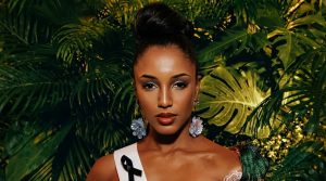 «Ex Miss Universo Jamaica demanda a la organización por su caída: un caso que podría cambiar los estándares de seguridad en concursos de belleza»