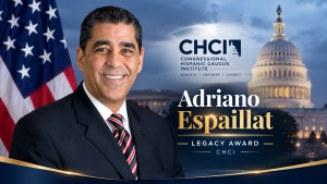 El presidente del CHC, Adriano Espaillat, recibe el Premio al Legado Distinguido por su trayectoria de excelencia