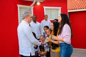 De Conquistadores para el presidente: la historia detrás de la Biblia que recibió Abinader al inaugurar un CAIPI