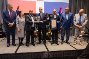 Presidente Luis Abinader rinde homenaje a José Francisco Peña Gómez junto a consulado en New Jersey