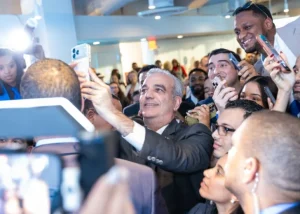 La apuesta de Abinader por la generación bicultural: becas, foros y una invitación a no soltar las raíces dominicanas