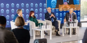 Praga escucha a Abinader: el presidente dominicano proyecta su legado democrático ante el mundo