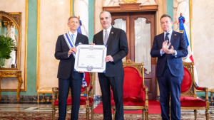 Presidente Luis Abinader condecora al excanciller Roberto Álvarez con la Orden del Mérito de Duarte, Sánchez y Mella, en el grado de Gran Cruz Placa de Plata