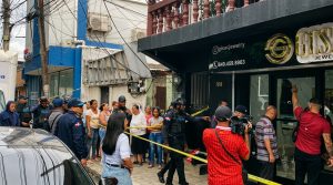 Operativa premeditada fallida: vigilancia previa con guagua Mazda sin placa y una respuesta armada que echó atrás a los asaltantes de la joyería