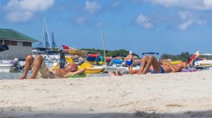 Datos, divisas y desafíos: cómo el récord de gasto diario de los turistas está redefiniendo la estrategia turística dominicana