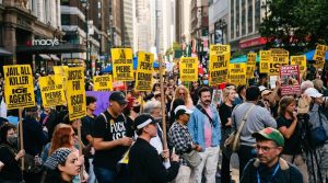 ICE, bajo escrutinio en Nueva York: herido de bala espera cirugía en prisión federal mientras el DHS defiende a sus agentes