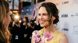Hilary Swank embarazada por tercera vez a los 52: «Prefiero haber tenido a esa persona antes que no haberla tenido»